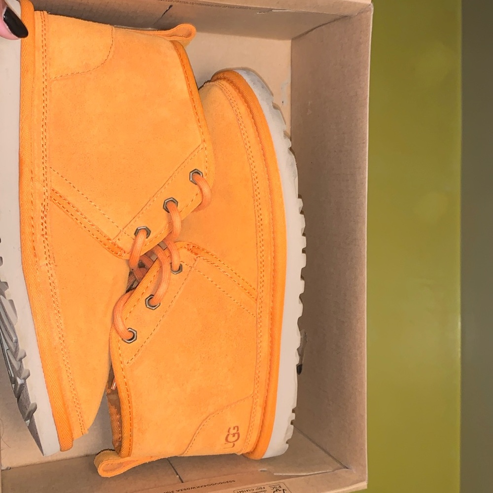 - Orange neumel Uggs